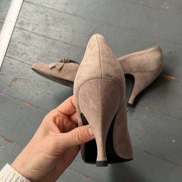 Stuart Weitzman Suede Pumps with flower detail - Picture 4 of 9